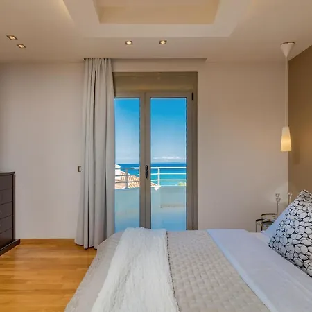 Palatia Caeli Seafront Villas, By Thinkvilla וילה